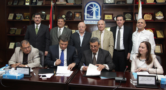 Amman Chamber of Commerce President Issa Murad and Labour Minister Nidal Katamine sign a memorandum of understanding in Amman on Monday (Photo courtesy of ACC)